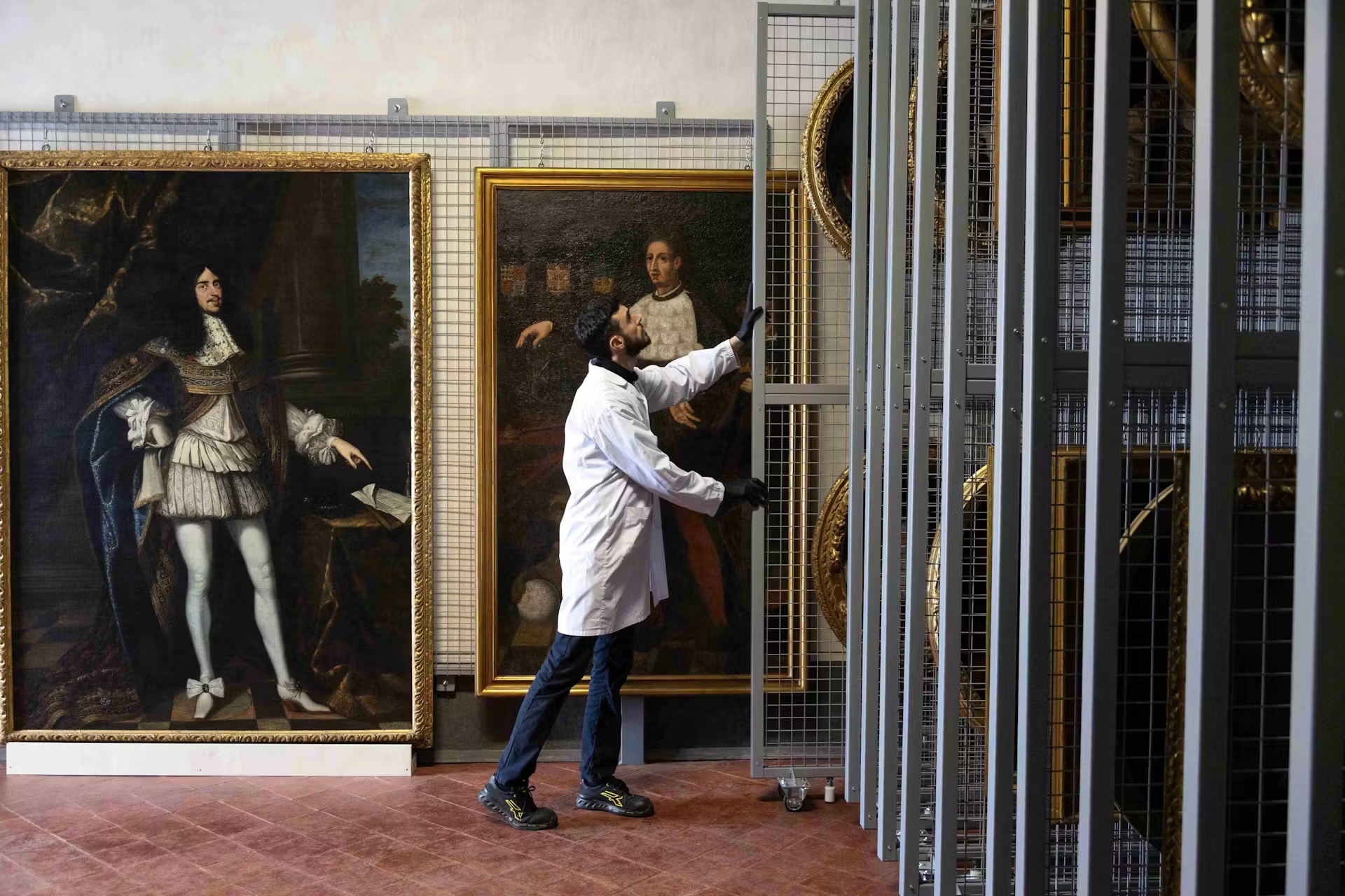 Dietro le quinte: il deposito e la Quadreria del Salone dei Savoia