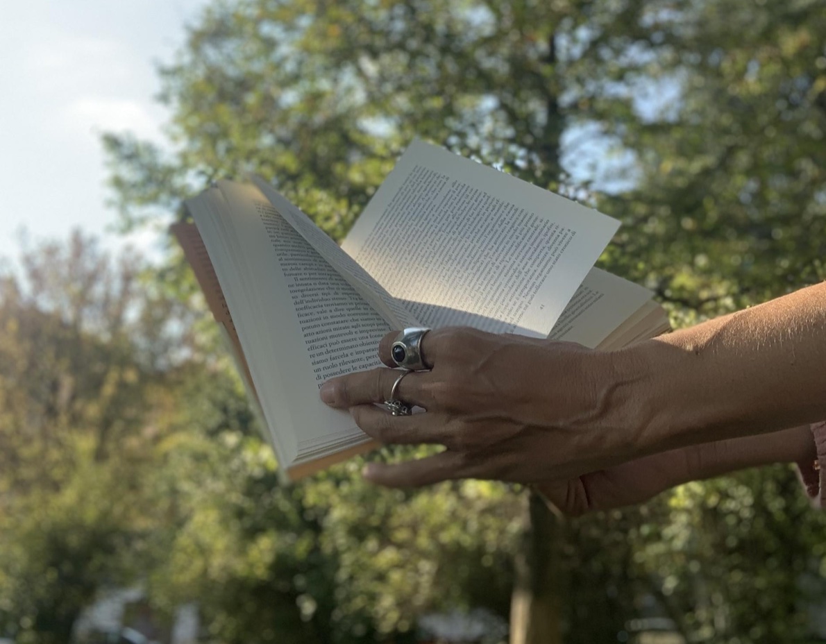 Leggere gli alberi: una passeggiata poetica nel giardino di Casa Lajolo